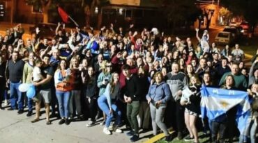 La imagen más significativa: el pueblo en la calle a las doce de la noche del 4. Gentileza.