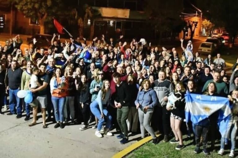 La imagen más significativa: el pueblo en la calle a las doce de la noche del 4. Gentileza.