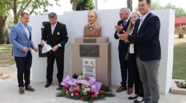 Descubrimiento de placa en el monolito del Sr. Gessler. Gentileza.
