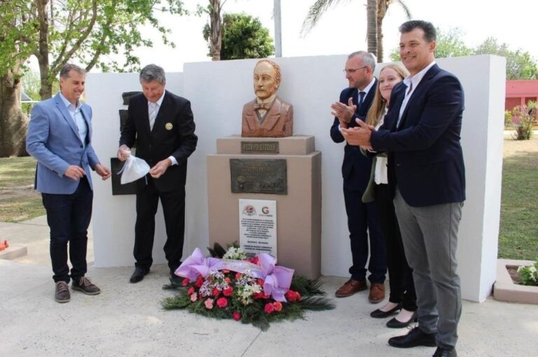 Descubrimiento de placa en el monolito del Sr. Gessler. Gentileza.