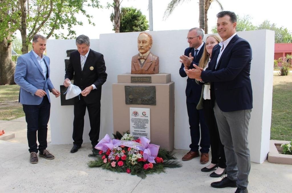 Descubrimiento de placa en el monolito del Sr. Gessler. Gentileza.