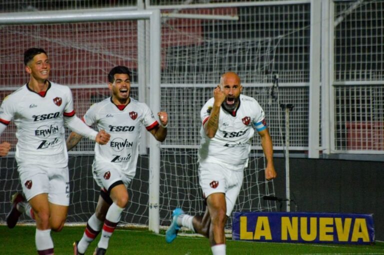 Los marcadores centrales analizaron la derrota en Santa Fe y remarcaron que no bajarán los brazos.