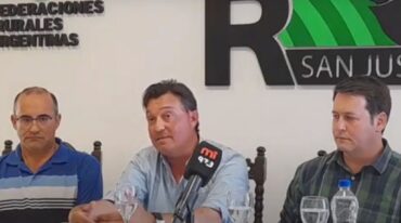 La Sociedad Rural de San Justo fue sede de una conferencia de prensa en la que González Kees (centro) relató lo sucedido. Gentileza.