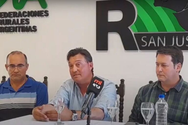 La Sociedad Rural de San Justo fue sede de una conferencia de prensa en la que González Kees (centro) relató lo sucedido. Gentileza.