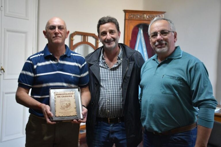 El inspector municipal fue homenajeado en el Palacio Municipal. Gentileza.