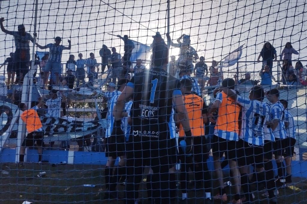 Festejo de Trebolense clasificado a cuartos de final. Gentileza: prensa Trebolense.