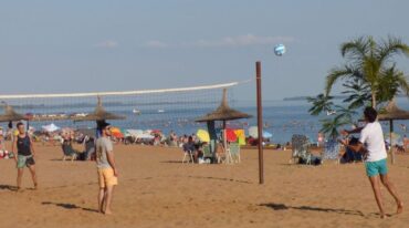 En la localidad de Santa Ana se trabaja en la iluminación de la costanera de la playa para la próxima temporada turística.