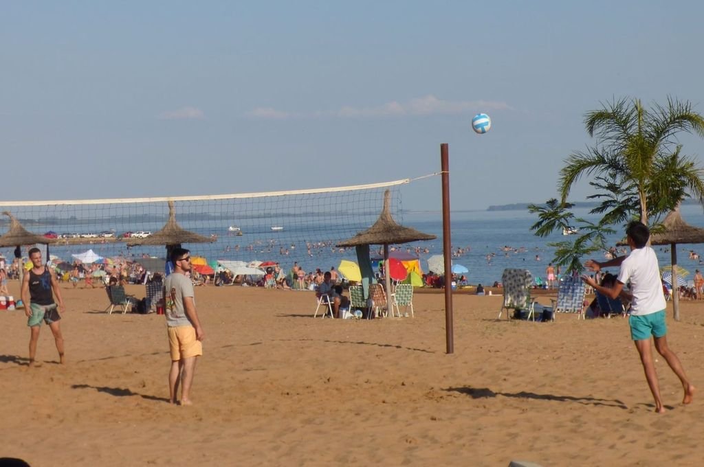 En la localidad de Santa Ana se trabaja en la iluminación de la costanera de la playa para la próxima temporada turística.