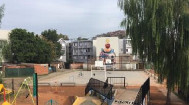 El joven fue atacado en un playón deportivo. Google Street View.
