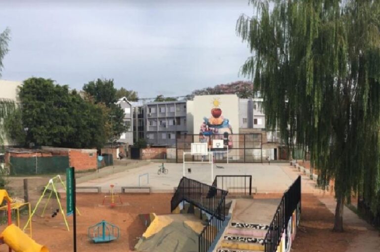El joven fue atacado en un playón deportivo. Google Street View.