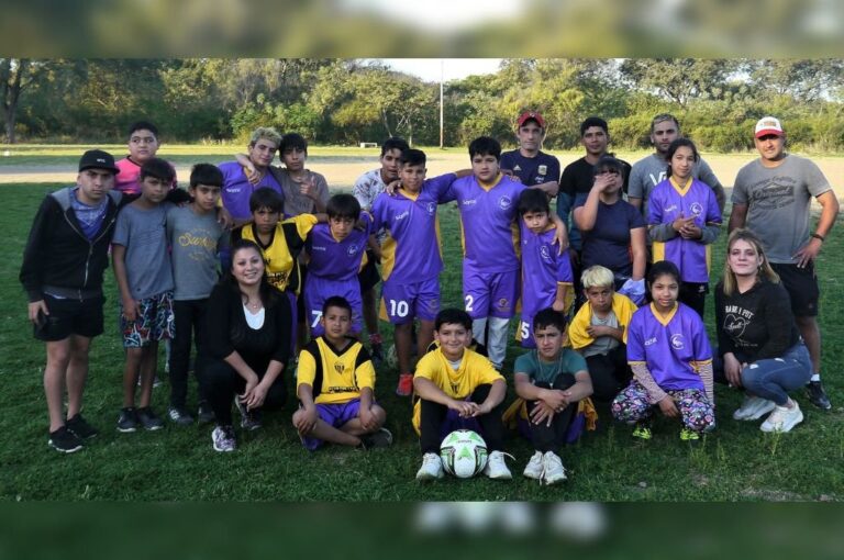 Parte de los chicos junto a sus profes antes de comenzar la práctica.