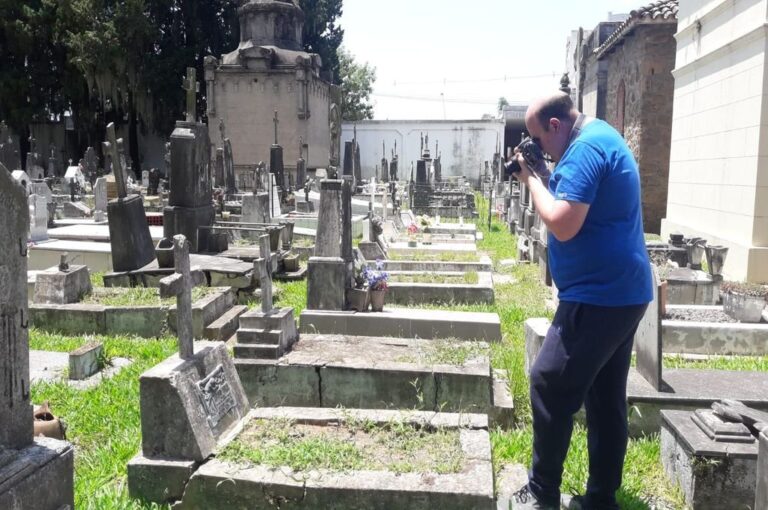 Gonzalez Pavón es profesor y desde hace varios años estudia a los cementerios como espacio de enseñanza y comprensión de la historia y los procesos sociales. Silvia Simmone
