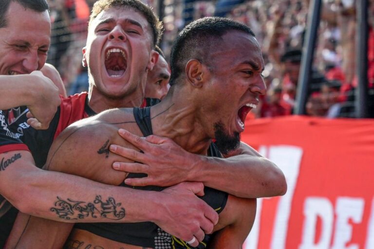 Ditta festeja su gol