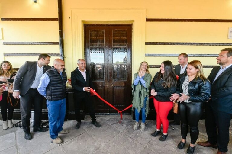 Autoridades cortaron la cinta para dejar inaugurado el Paseo Ledesma.