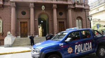 La Brigada de Explosivos comenzó las tareas de testeo para determinar la veracidad o no de la amenaza. Marcelo Manera