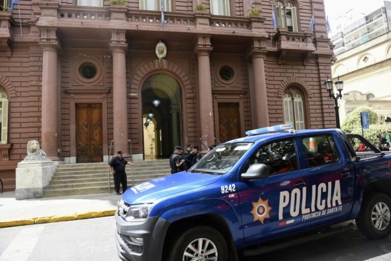 La Brigada de Explosivos comenzó las tareas de testeo para determinar la veracidad o no de la amenaza. Marcelo Manera