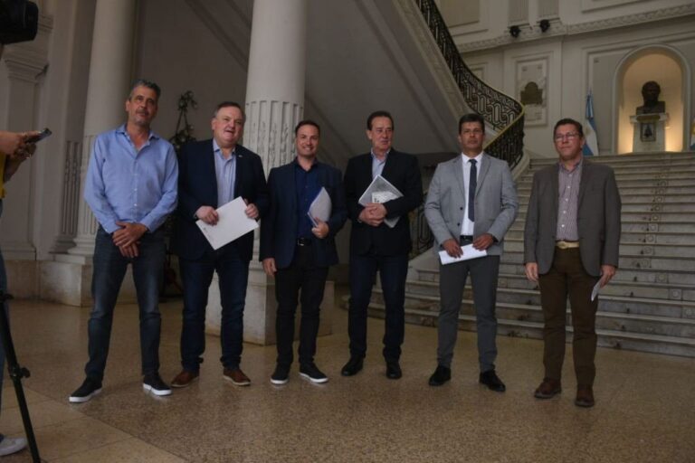 Los seis integrantes del bloque UCR del Senado santafesino llegaron casi a horario a la reunión con el titular de Economía que los recibió media hora después. El encuentro se prolongó por algo más de una hora. Guillermo Di Salvatore.