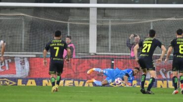 El momento en que Moyano contiene el penal. En el rebote fue gol