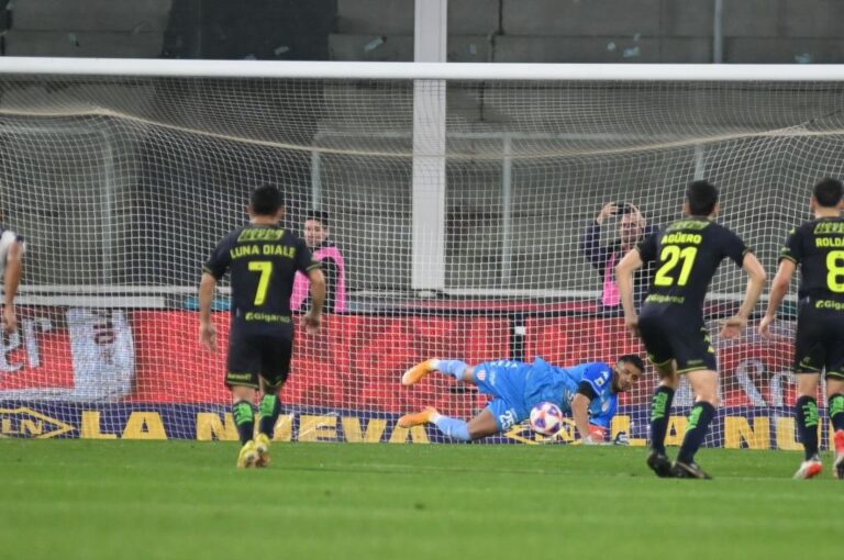 El momento en que Moyano contiene el penal. En el rebote fue gol