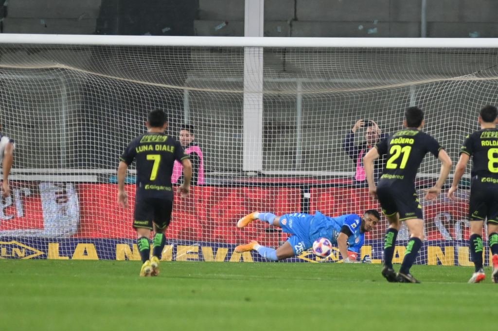 El momento en que Moyano contiene el penal. En el rebote fue gol