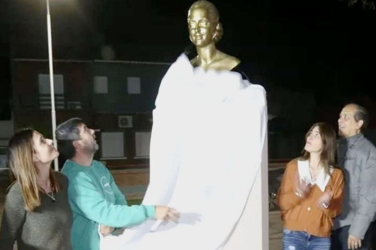 En Villaguay se concretó un acto de reparación de la memoria histórica y política con la inauguración del emplazamiento en el lugar original del busto de Eva Perón.