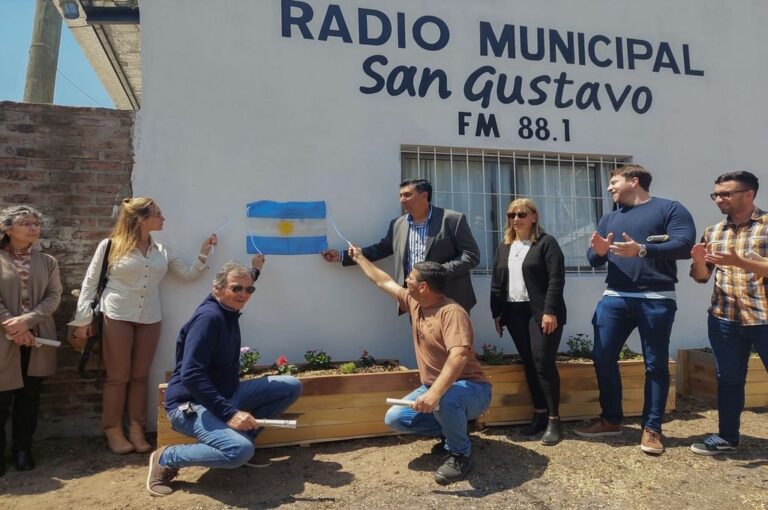 Autoridades provinciales y municipales inauguraron la radio de Frecuencia Modulada de San Gustavo. FOTO: Melisa Curá