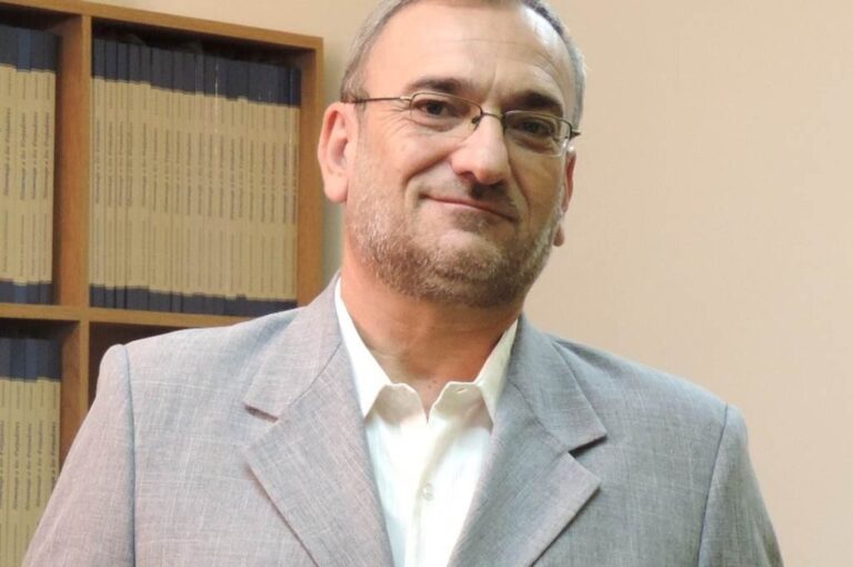 'Va mi reconocimiento a los ideólogos de esta publicación y quienes le dieron contenido y forma en estos primeros diez años de existencia'