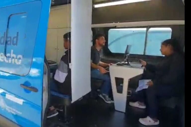 El coordinador del Registro Civil Reconquista junto al Concejal Gustavo López