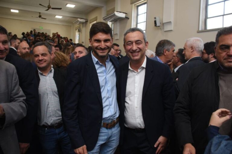 Pullaro y Javkin en la primera fila del aula de la UNL. Guillermo Di Salvatore.