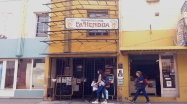 El Centro Cultural La Hendija se ubica en un complejo de 800 metros cuadrados sobre calle Gualeguaychú 171