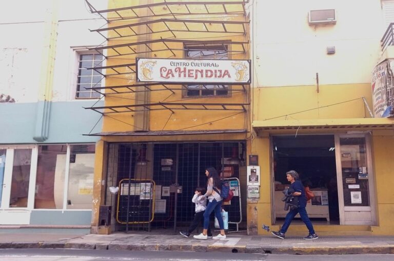 El Centro Cultural La Hendija se ubica en un complejo de 800 metros cuadrados sobre calle Gualeguaychú 171