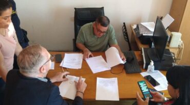 El fiscal Marcelo Fontana junto con personal de la Secretaría de Derechos Humanos de la provincia en la DDI de Lomas de Zamora. Gentileza.