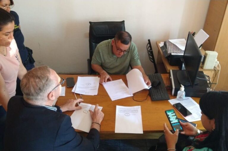 El fiscal Marcelo Fontana junto con personal de la Secretaría de Derechos Humanos de la provincia en la DDI de Lomas de Zamora. Gentileza.