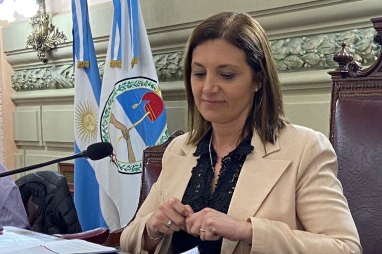 El proyecto dispone la creación del programa destinado a la concientización de los daños a la salud y al medio ambiente que producen ambas prácticas. Archivo.