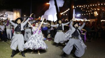 Nuestro país también está representado en la fiesta en la zona del Monumento. Archivo.