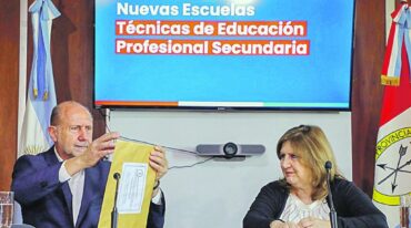 Perotti y Cantero abrieron las ofertas para la construcción de 8 nuevas escuelas técnicas. Gobierno de la Provincia