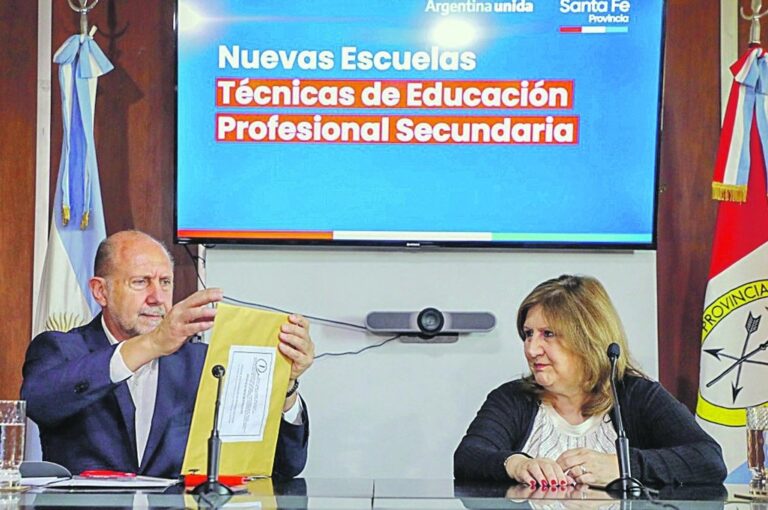 Perotti y Cantero abrieron las ofertas para la construcción de 8 nuevas escuelas técnicas. Gobierno de la Provincia