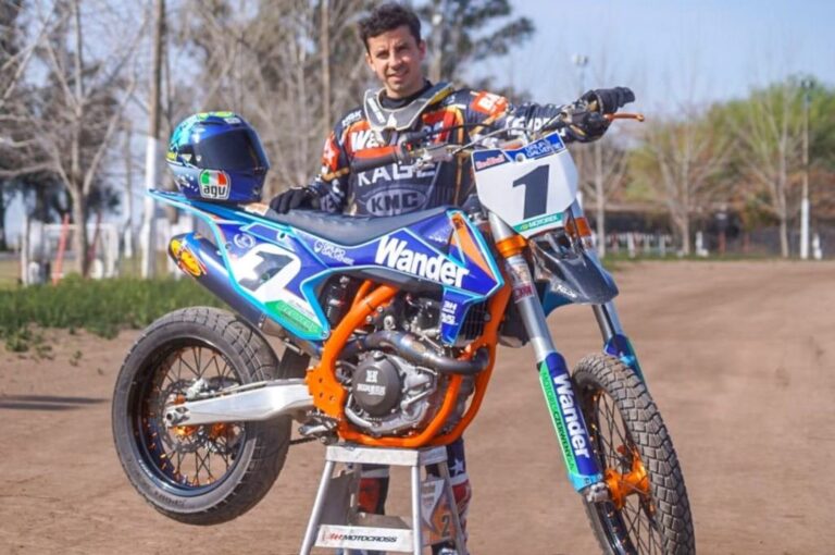 Frey se consagró campeón en 450 centímetros cúbicos internacional del Certamen Argentino de Motociclismo. Gentileza.