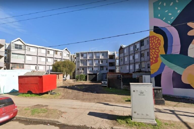 El crimen se produjo en el Fonavi de la zona de Rouillón y Segui. Google Street View.