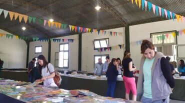 Durante los días del encuentro de escritores se desarrolló una feria del libro popular que reunió a editoriales y librerías.