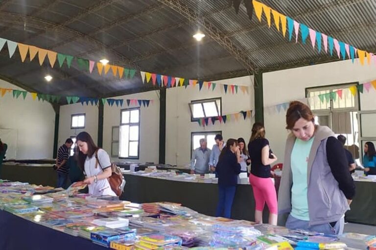 Durante los días del encuentro de escritores se desarrolló una feria del libro popular que reunió a editoriales y librerías.