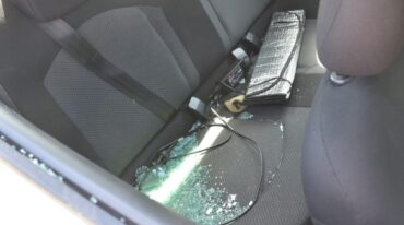 El auto apareció baleado y uno de los cristales estallado. Flavio Raina.