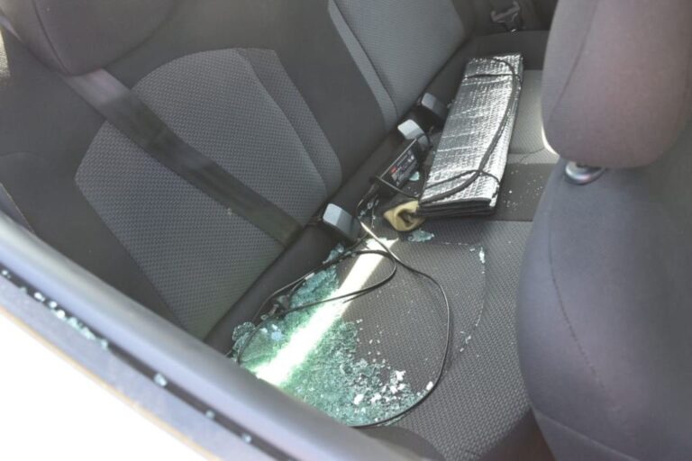 El auto apareció baleado y uno de los cristales estallado. Flavio Raina.