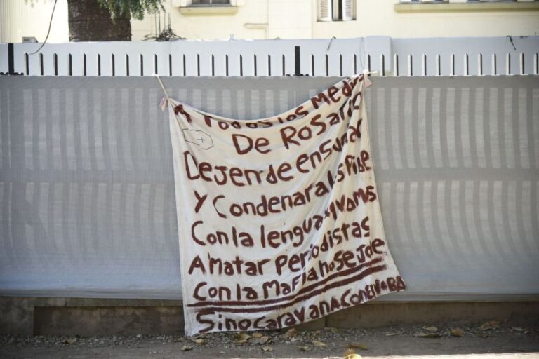 El joven había puesto este cartel en la sede de un canal de TV. Archivo/Marcelo Manera.