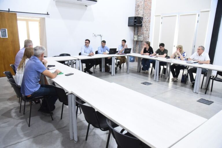 Autoridades provinciales se reunieron para avanzar con el centro de salud público. Gentileza: prensa Gobierno de Santa Fe.