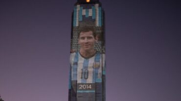 Así se vio la torre del Monumento a la Bandera como previa del debut del equipo de Scaloni en la Copa del Mundo. Gentileza: prensa Municipalidad de Rosario.