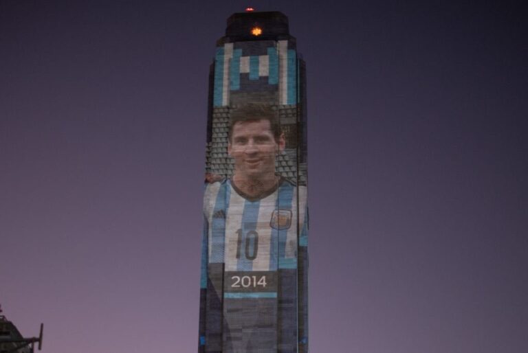 Así se vio la torre del Monumento a la Bandera como previa del debut del equipo de Scaloni en la Copa del Mundo. Gentileza: prensa Municipalidad de Rosario.