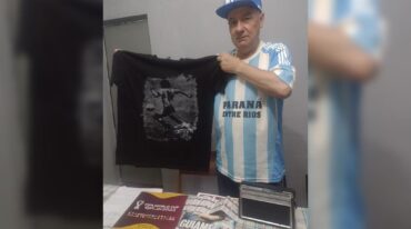 Camiseta y gorra de la selección; remera de Maradona; fixture