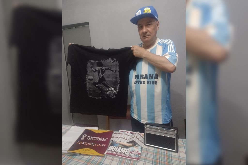 Camiseta y gorra de la selección; remera de Maradona; fixture