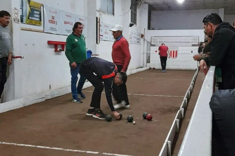 El partido más caro de su vida. La cancha de bochas del Murphy Football Club